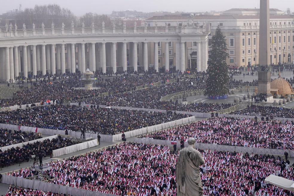 Multidão acompanha funeral de Bento XVI na Praça de São Pedro, no Vaticano, em 5 de janeiro de 2023.  — Foto: Ben Curtis/ AP