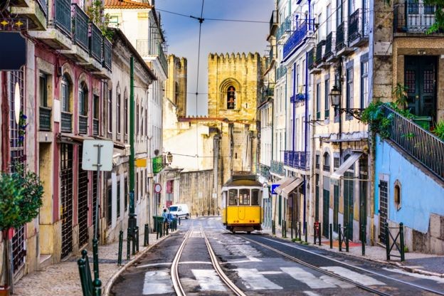 De 2015 para 2017, o valor investido por brasileiros em imóveis em Portugal praticamente dobrou, chegando a US$ 1,07 bilhão (Foto: Getty Images via BBC)