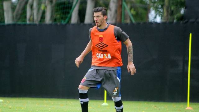 Luiz Gustavo durantre treino no Vasco 