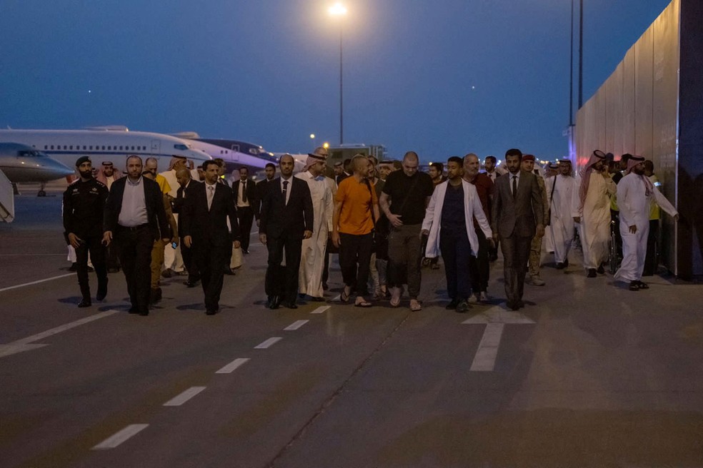Avião com 10 presos de guerra da Rússia desembarca na Arábia Saudita — Foto: Saudi Press Agency/Divulgação via REUTERS