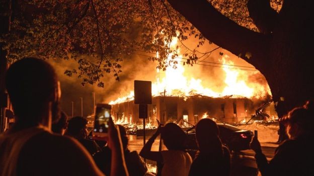 Houve vários pontos de incêndio durante noite de protestos (Foto: Reuters)