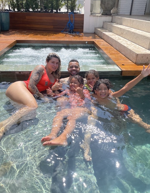 Dani Souza e Dentinho com os filhos (Foto: Reprodução/Instagram)