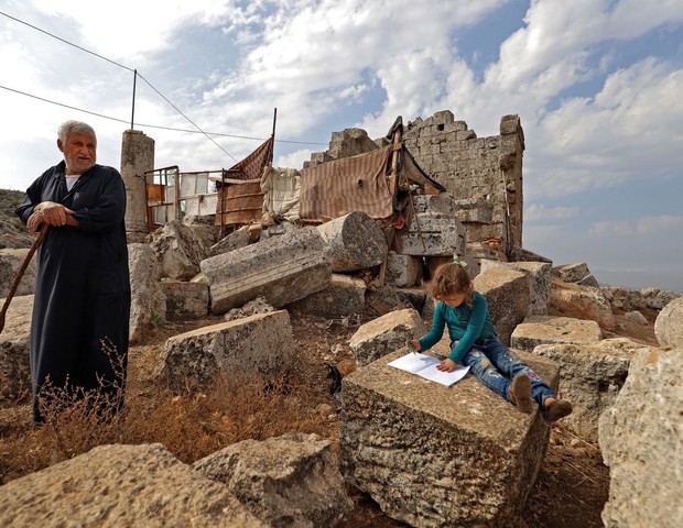 Sírios deslocados acampam em Baqirha, patrimônio da Unesco, em 1° de novembro de 2020 (Foto: Abdulaziz Ketaz/AFP/Getty Images/Reprodução Memo)