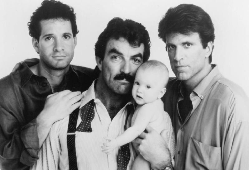 Steve Guttenberg (à esq.), Ted Danson (à dir.) e Tom Selleck com a pequena Lisa no colo, em foto de divulgação de 'Três Solteirões e um Bebê' (1987) feita por Annie Leibovitz. (Foto: Divulgação)