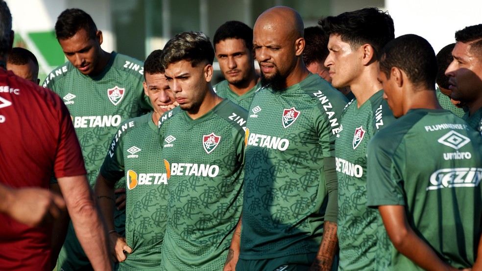 Jogadores do Fluminense em conversa durante o treino desta terça-feira — Foto: Mailson Santana/Fluminense