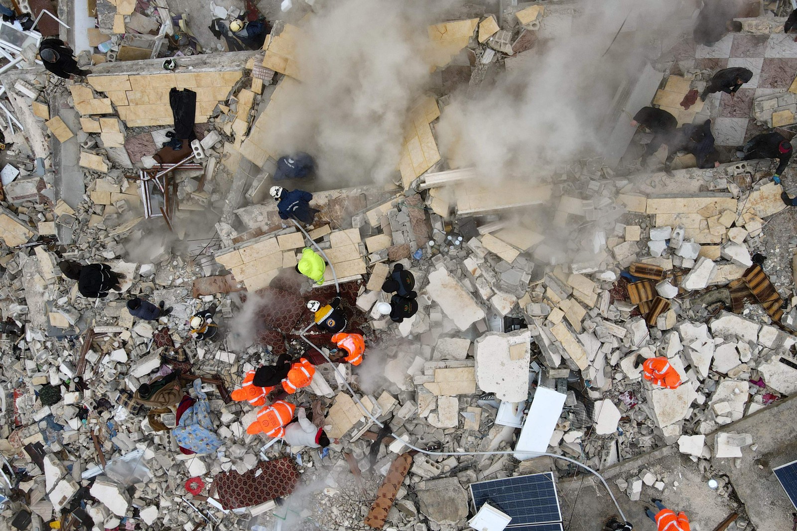 Vista aérea mostra busca por vítimas e sobreviventes em escombros na Síria após terremoto de magnitude 7,8 em 6 de fevereiro de 2023 — Foto: Muhammad Haj Kadour / AFP