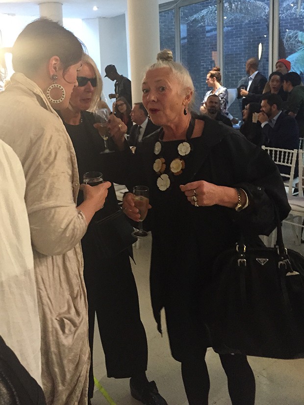 Designer Holly Fulton, who graduated from the RCA in 2008, with RCA honorary fellow and visiting professor Betty Jackson and former head of RCA, Wendy Dagworthy (Foto: Suzy Menkes)