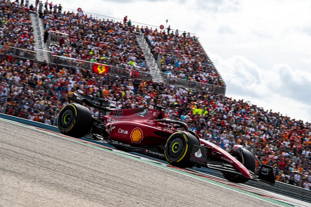 Charles Leclerc passa em frente às arquibancadas lotadas do Circuito das Americas, em Austin, em 2022 — Foto: Ercore Colombo