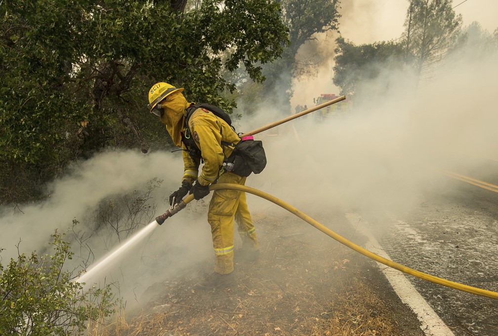 Bombeiro tenta apagar incÃªndio florestal no norte da CalifÃ³rnia (Foto: Paul Kitagaki Jr./The Sacramento Bee via AP)