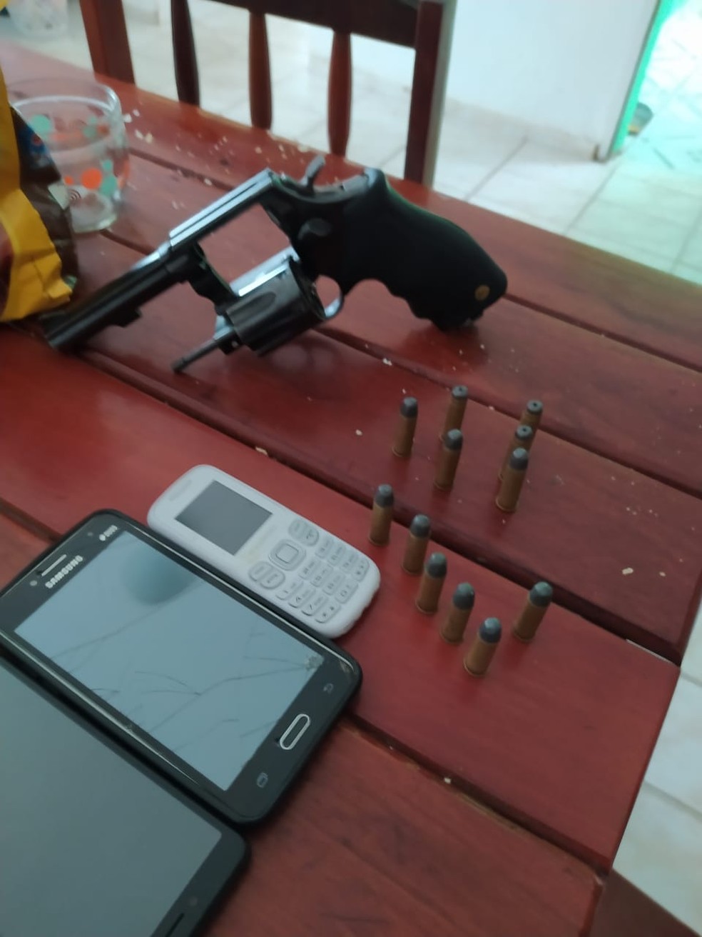 Armas de fogo e celulares também foram apreendidos com a dupla que é natural do Mato Grosso e do Paraná. — Foto: Divulgação/Polícia Civil