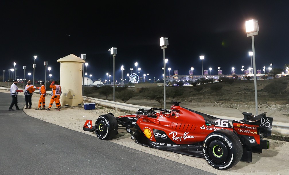 O carro de Charles Leclerc após o abandono na 39ª volta do GP do Bahrein com problemas em sua Ferrari — Foto: Eric Alonso/Getty Images