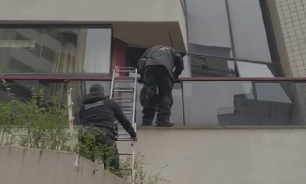 Policiais tiveram que escalar a sacada do apartamento da empresária que é alvo da operação— Foto: Divulgação/MP