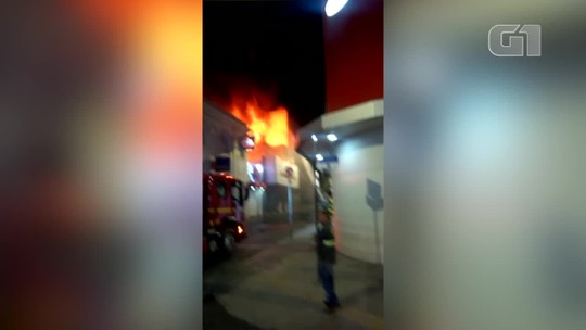 Incêndio destrói loja de tecidos no Centro de Montes Claros