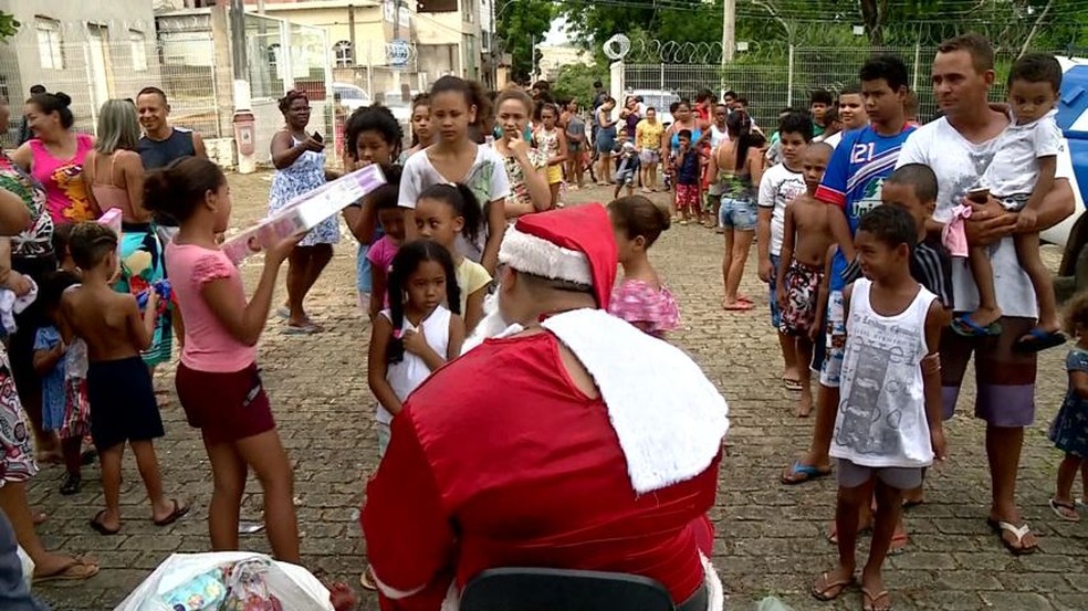 Papai Noel da PM distribui presentes em Bela Vista, Colatina — Foto: Reprodução/TV Gazeta