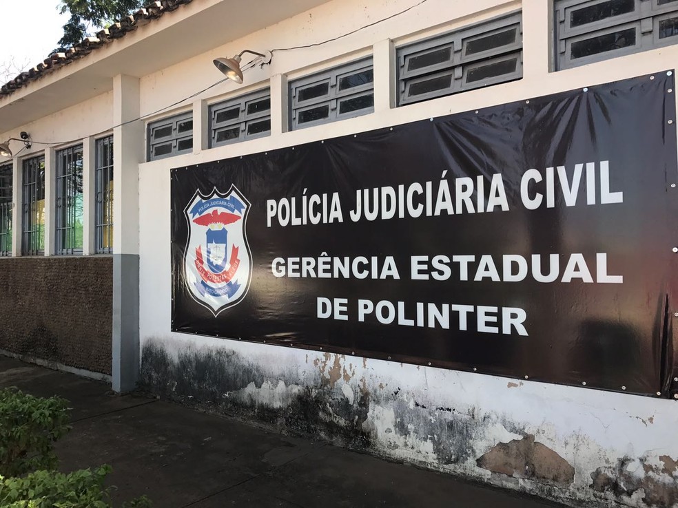 Paulo Taques foi levado para a sede da Polinter, em Cuiabá, onde deve prestar depoimento (Foto: Lislaine dos Anjos/G1)