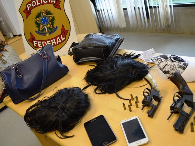 Armas e perucas foram apreendidas pela Polícia Federal (Foto: Divulgação/PF RS)