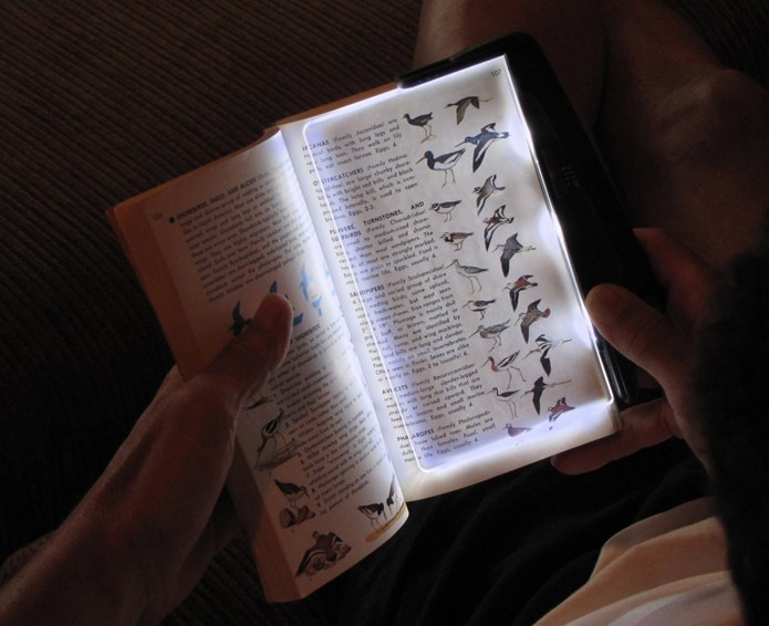 Acessório ilumina páginas e permite ler em ambientes de pouca luz (foto: Reprodução/Amazon)