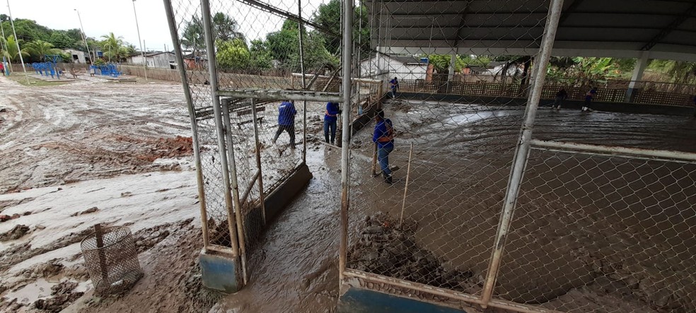 Semsur já retirou mais de 1,5 mil toneladas de entulho das ruas após vazante do rio em Sena Madureira — Foto: Arquivo/Semsur