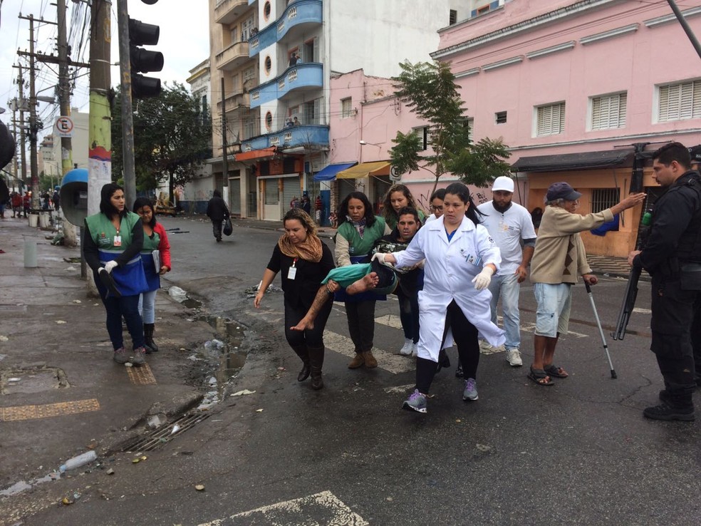 Ferido é levado por enfermeiros na Cracolândia (Foto: Paula Paiva Paulo/G1)