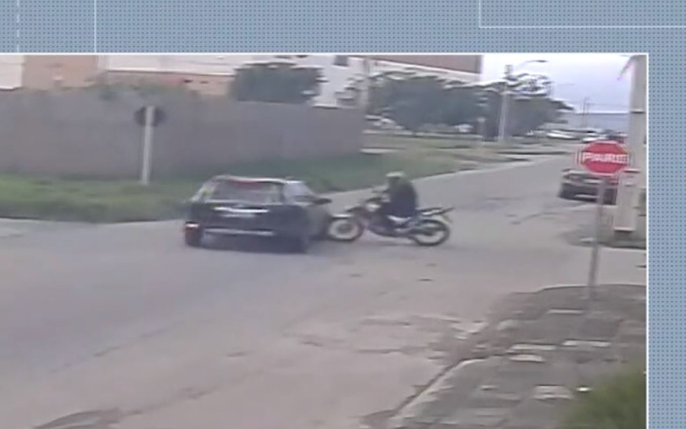 Motociclista é arremessado durante batida com carro em cruzamento na Bahia. — Foto: Reprodução / TV Bahia 