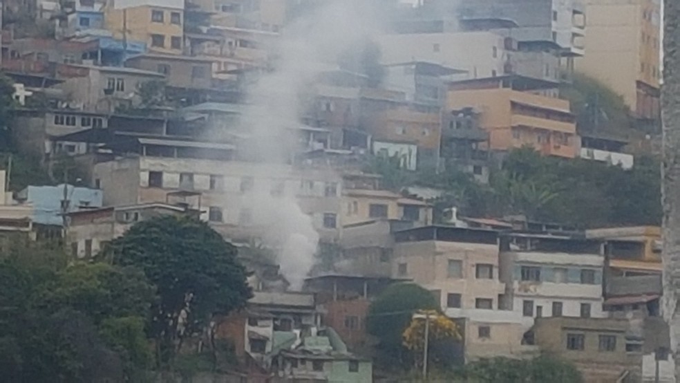 Incêndio em casa no Bairro Ladeira em Juiz de Fora (Foto: Rafael Antunes/G1)