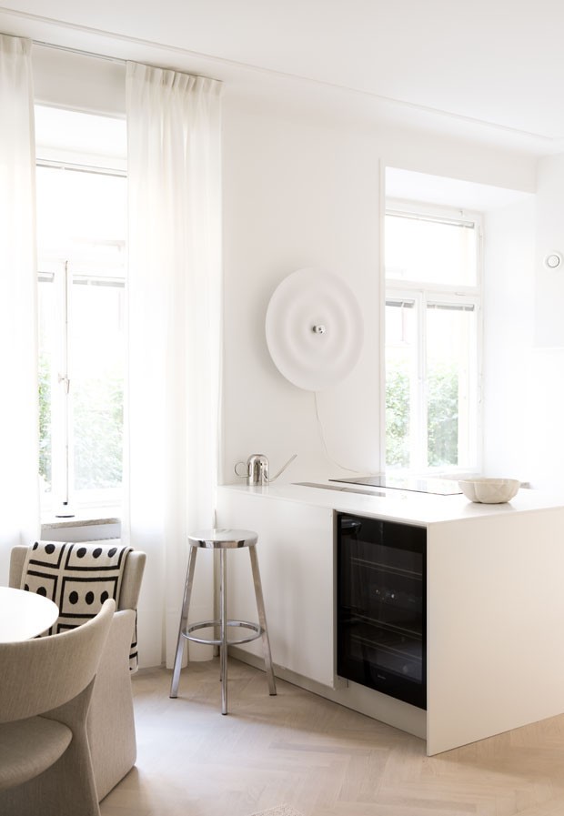 Branco puro dá impacto a apartamento minimalista (Foto: Divulgação)