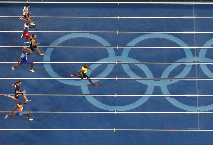 Bolt chega para vencer os 200m (Foto: Fabrizio Bensch/REUTERS)