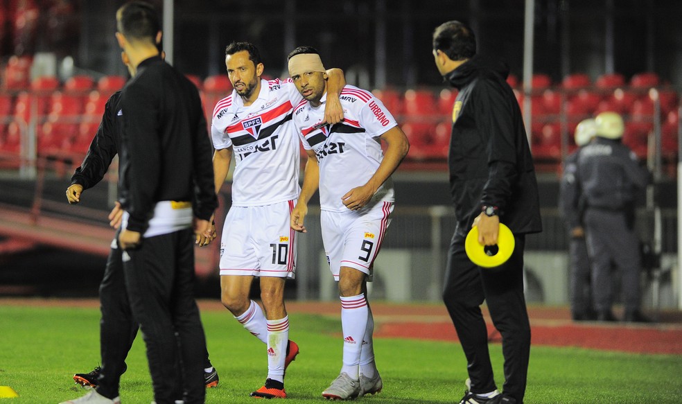 Nen� e Diego Souza comemoram o gol contra o Bahia (Foto: Marcos Ribolli)