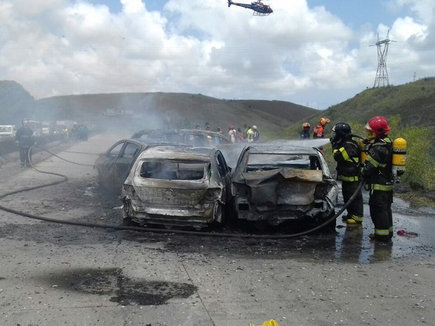 Carros e motos se envolveram em acidente na BR-232, em Jaboatão (Foto: Divulgação/PRF)