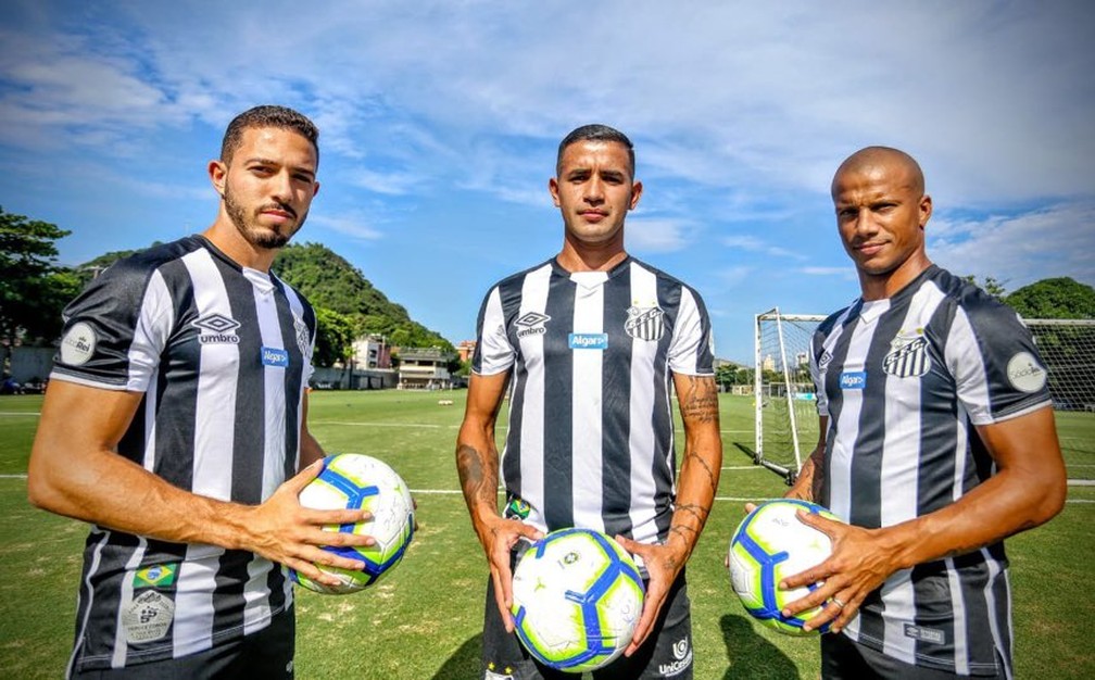 Coroa ficaria em cima do escudo do Santos na camisa — Foto: Divulgação