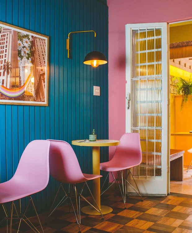 O uso de cores alegres foi uma reivindicação das sócias do café Hey Daisy e refletem a euforia dos anos 70 (Foto: Gustavo Steffen/Divulgação)
