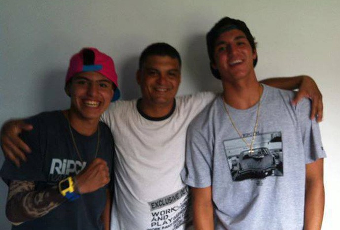 Gabriel Medina com o irmão Felipe e o pai biológico Claudinho (Foto: Reprodução/ Facebook)