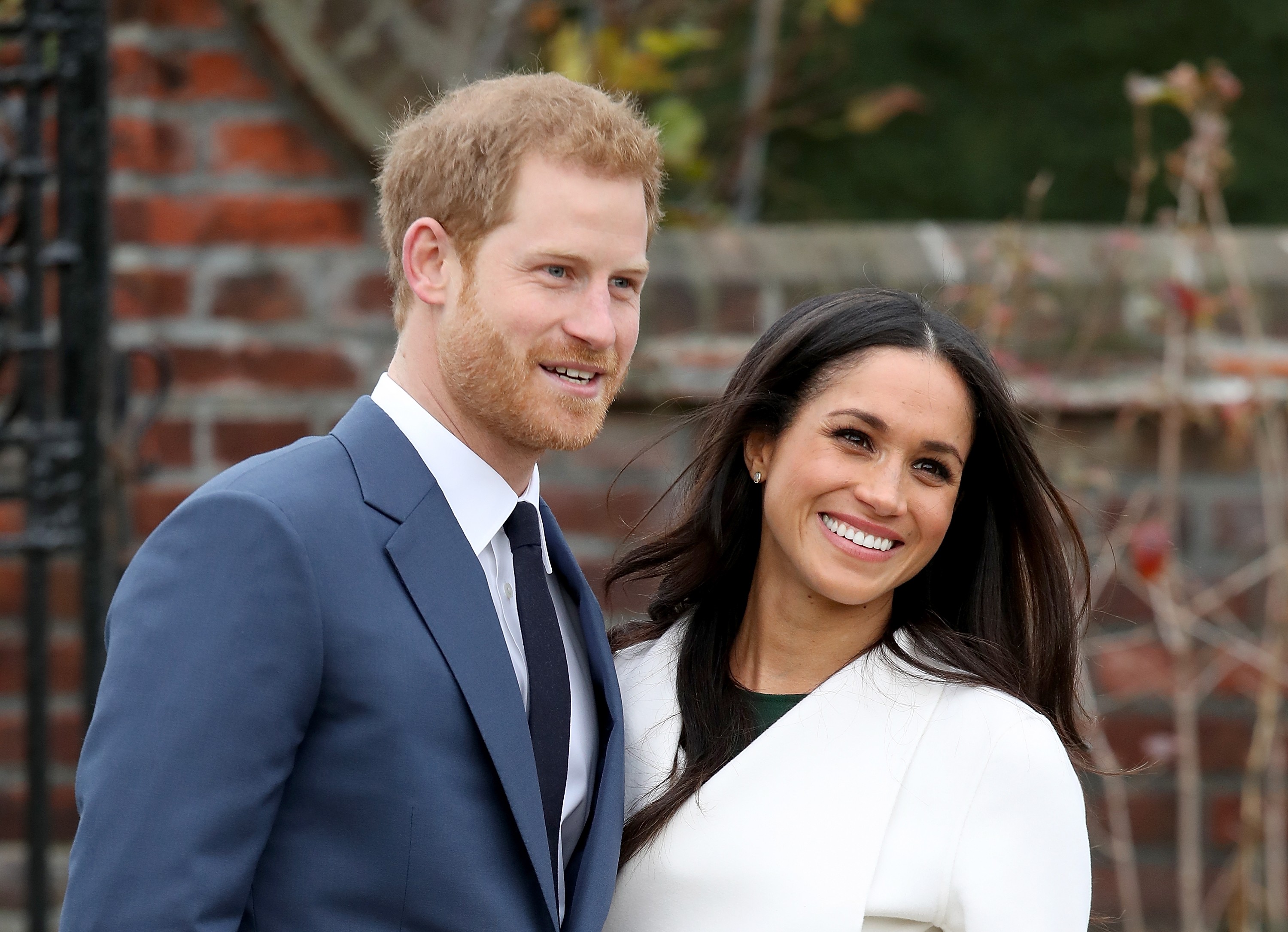 LONDON, ENGLAND - NOVEMBER 27:  Prince Harry and actress Meghan Markle during an official photocall to announce their engagement at The Sunken Gardens at Kensington Palace on November 27, 2017 in London, England.  Prince Harry and Meghan Markle have been  (Foto: Chris Jackson/Getty Images)