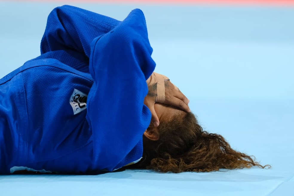 Rafaela Silva lamenta derrota para a japonesa no Mundial de Judô — Foto: Roberto Castro / rededoesporte.gov.br