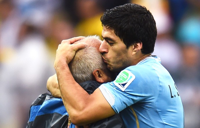 Luis Suarez Uruguai abraça o fisioterapeuta da seleção (Foto: Agência Getty Images)