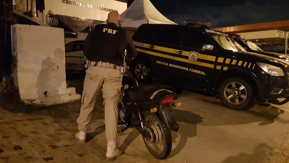 Motocicleta apreendida em Alagoas pela PRF — Foto: Ascom/PRF