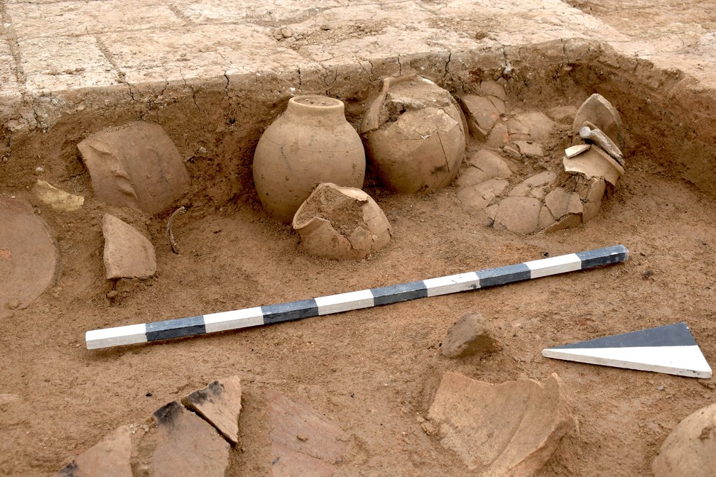 Recipientes de cerâmica em que as tabuletas cuneiformes foram armazenadas no canto de uma sala do período assírio médio (cerca de 1350-1100 a.C.) — Foto: Universidades de Freiburg e Tübingen, KAO