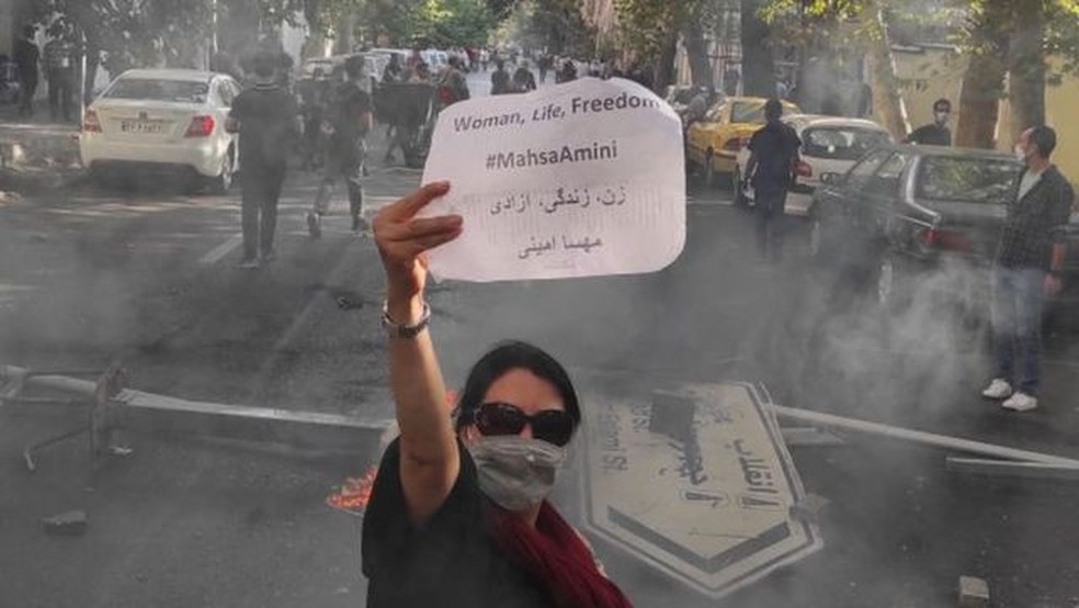 Imagens de mulheres iranianas que se recusam a usar lenço na cabeça proliferam nas redes sociais — Foto: Getty Images via BBC