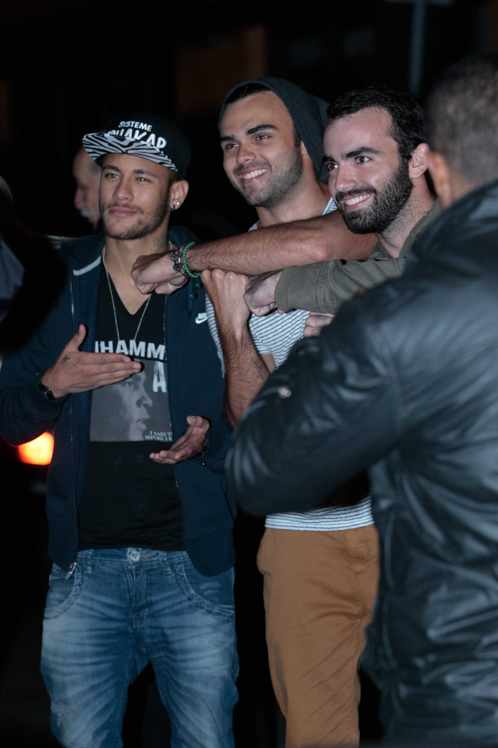 Neymar posa com fãs (Foto: Léo Franco/ Agnews)