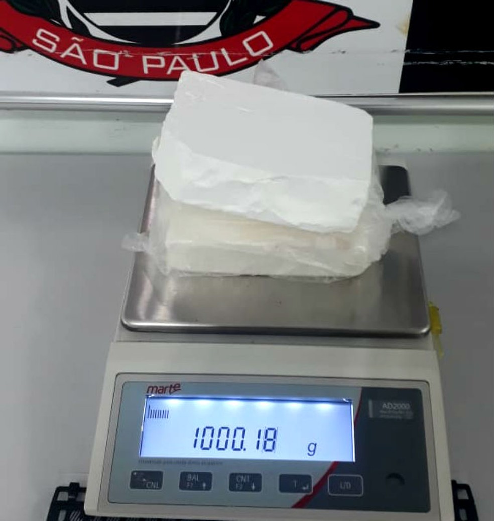 Os dois tijolos de cocaína apreendidos em Dois Córregos pesaram pouco mais de um quilo — Foto: Polícia Civil/Divulgação