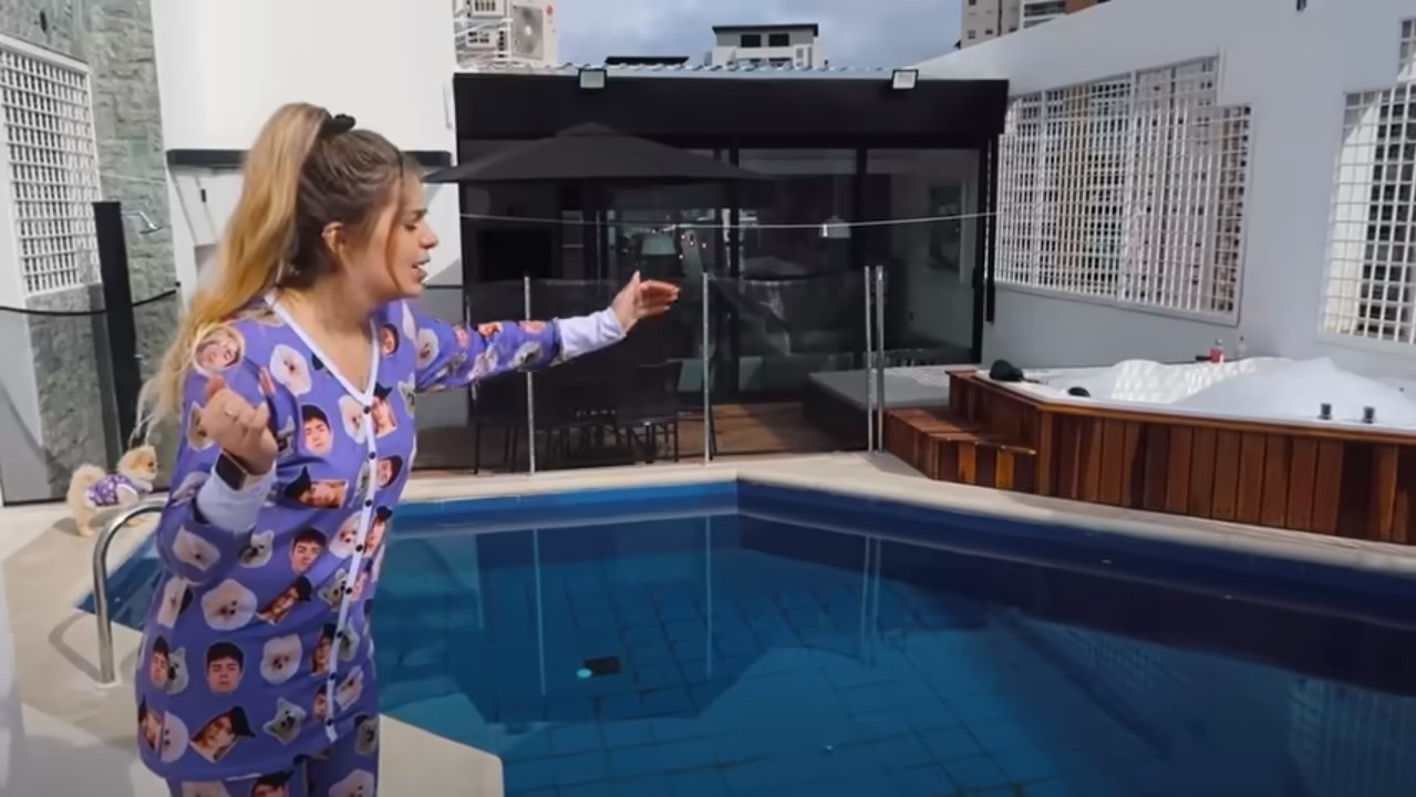 Terraço de apartamento de Viih Tube tem piscina, banheira de hidromassagem e sauna — Foto: Reprodução/YouTube