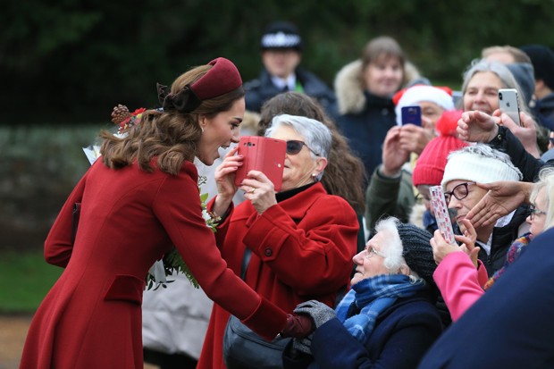 Kate Middleton cumprimenta os populares após o culto na igreja (Foto: Getty Images)