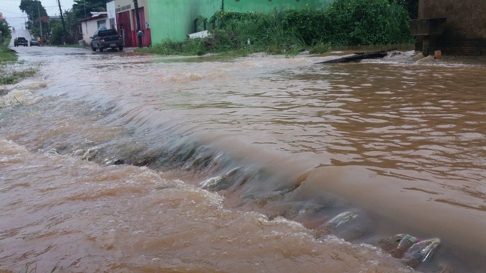 Rua Padre Cícero, no Bairro Conquista, também continua com casas inundadas (Foto: Lidson Almeida/Rede Amazônica Acre)