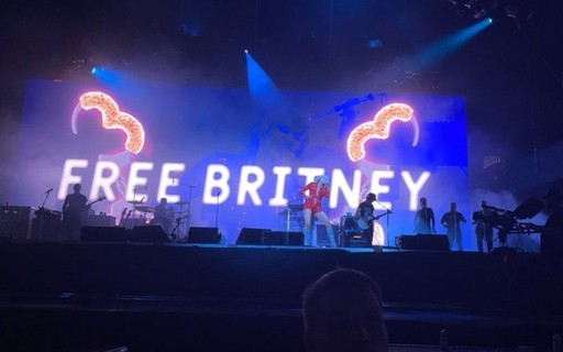 Miley Cyrus apoia Britney Spears e faz campanha Free Britney em show