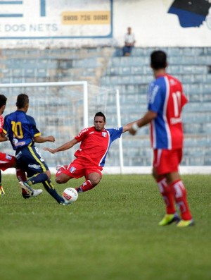Wendel divide em lance de jogo do Guaratinguetá contra o São Carlos (Foto: Fábio Rubinato/ Divulgação Guaratinguetá)