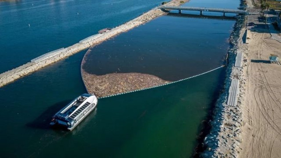 Lixo se acumula atrás da barreira de um sistema Interceptor em Ballona Creek, na Califórnia — Foto: THE OCEAN CLEANUP