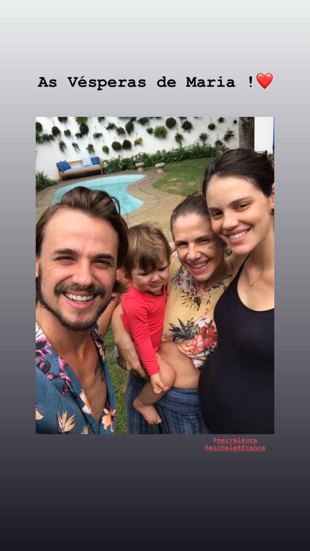 Laura Neiva exibe barrigão com a mãe, a irmã e o ator Daniel Erthal (Foto: Reprodução / Instagram)