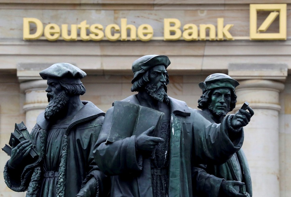 Estátua em frente ao logo do Deutsche Bank em Frankfurt, na Alemanha. — Foto: Kai Pfaffenbach/Reuters