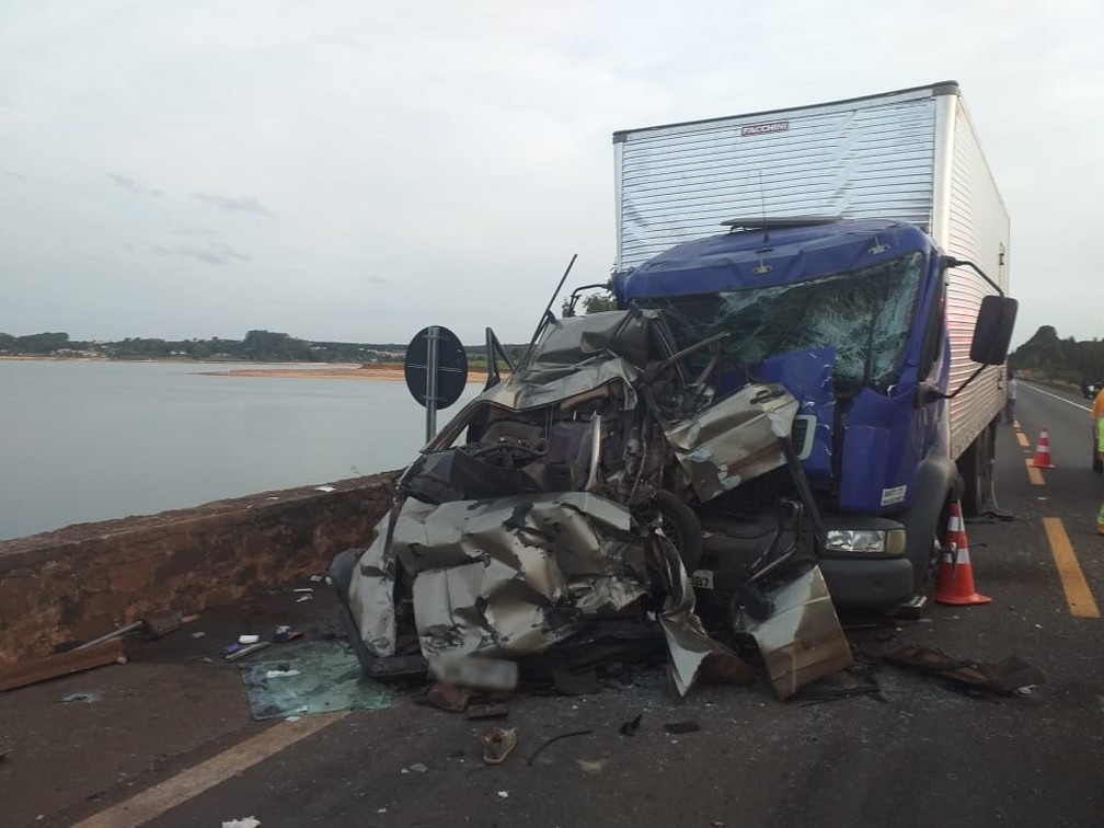 Acidente entre carro e caminhões deixou uma pessoa ferida em Avaré (SP) — Foto: Arquivo Pessoal