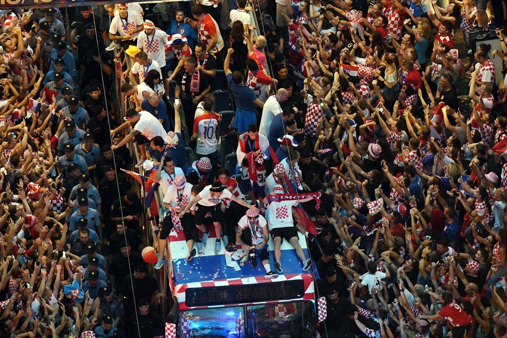 Seleção da Croácia cruza multidão em carro aberto durante festa de recepção após 2º lugar na Copa (Foto: Denis Lovrovic/AFP)